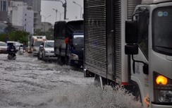 Có "siêu máy bơm" đường Nguyễn Hữu Cảnh vẫn thành "sông" sau mưa lớn