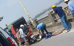 Đâm xe quét rác trên cầu Vĩnh Tuy, người đi xe máy tử vong