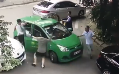 Video: Tài xế taxi bị “choảng” gạch be bét máu sau cãi vã