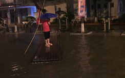 Khách Tây hào hứng bơi giữa "dòng sông rác" trên phố Hà Nội