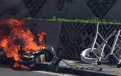Xe máy bốc cháy ngùn ngụt, trơ khung giữa đường Hà Nội