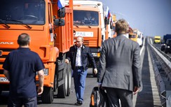 Video: Tổng thống Putin lái xe tải thông cầu ở Crimea
