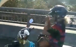 Video sốc: Nữ quái xế buông hai tay mồi thuốc khi phóng trên cầu