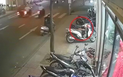Video: Mẹ chở con gái đi trộm đồ của khách treo trên xe máy