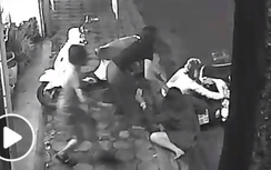 Video: Hai cô gái quyết liệt đánh đuổi tên trộm có hung khí