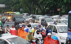 Ảnh: Cửa ngõ sân bay Tân Sơn Nhất ngập nặng, giao thông hỗn loạn