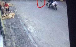 Thót tim bé gái băng qua đường trước đầu xe máy