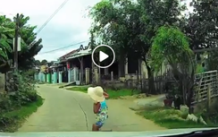 Video: Hoảng hồn bé gái băng qua đường trước mũi ô tô