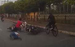 Ba phụ nữ ngã dúi dụi vì xe máy cõng xe đạp