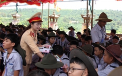 Thanh, thiếu niên tỉnh Đắk Nông tham gia tìm hiểu kiến thức ATGT