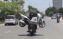 Màn “xe máy cõng xe máy” thót tim trên đường