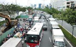 Đại lộ Võ Văn Kiệt sụt lún, khiến giao thông ùn tắc nghiêm trọng