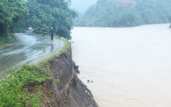 Cận cảnh nước lũ tràn về tàn phá mặt đường tại Lào Cai