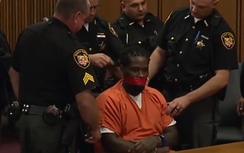 Video: Liên tục cãi quan tòa, bị cáo bị dán băng dính vào miệng