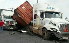 Hai xe container tông nhau, tài xế bị thương trong cabin bẹp dúm