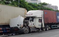 Tài xế container Hải Phòng thoát chết hy hữu trên Đại lộ Thăng Long