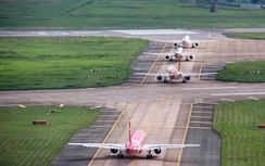 Mất điện ở đường lăn, tàu bay vào sân đỗ bằng đèn di động