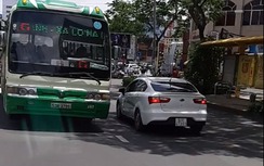 Xe buýt thản nhiên chạy ngược chiều, suýt đối đầu với xe tải