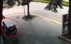 Video: Hai thanh niên bẻ khoá, trộm xe máy như chốn không người