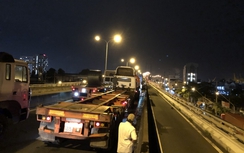 Hàng nghìn phương tiện "chôn chân" ở cầu Phú Mỹ sau mưa dông