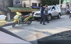 Video: Tài xế ô tô và xe máy “choảng” nhau giữa phố đông người