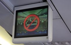 Bị cấm bay 9 tháng chỉ vì không “nhịn” được hút thuốc