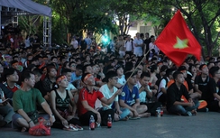 Hàng ngàn người đổ về phố đi bộ Nguyễn Huệ xem bóng đá