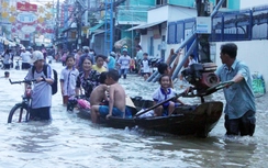 Triều cường dâng cao, phụ huynh Cần Thơ dùng xuồng chở con đi học