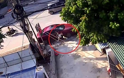 Video: Ô tô bất ngờ tông văng người phụ nữ đang quét rác