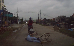 Video: Cụ ông bất ngờ ngã xuống đường ngay trước đầu ô tô