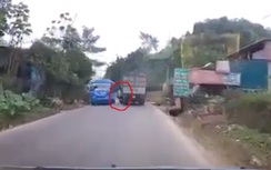 Video: Pha luồn lách "tử thần" của xe máy trên quốc lộ