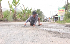 Niềm vui đến với ông lão bán vé số tật nguyền vá đường