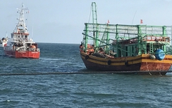 Cứu nạn 7 ngư dân trên tàu cá hỏng máy thả trôi trên biển