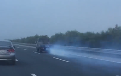 Video: Ô tô nhả khói mù mịt như công nông trên đường cao tốc