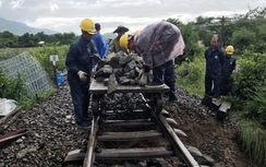 Cận cảnh hiện trường khắc phục sạt lở đường sắt qua Ninh Thuận