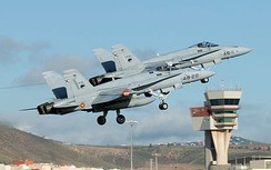 Video: F/A-18 Tây Ban Nha hộ tống máy bay của ông Tập Cận Bình