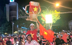 Người dân Cần Thơ-Bạc Liêu xuống đường mừng chiến thắng của tuyển Việt Nam