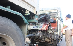Xe tải đâm xe đầu kéo, tài xế và phụ xe thiệt mạng