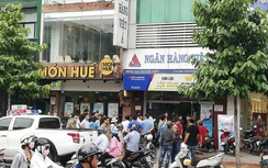 Đôi nam nữ cầm súng xông vào cướp ngân hàng Việt Á