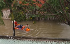 Nước lụt cô lập, người dân phải trèo lên gác lửng kêu cứu