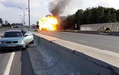 Video: Hàng loạt ô tô đâm nhau, lửa cháy dài trên mặt đường