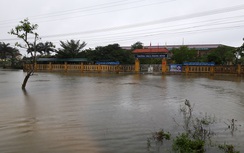 Một số trường học ở Huế vẫn đang bị nước lũ “bủa vây”