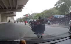 Hai thanh niên không mũ bảo hiểm "bốc đầu" xe máy giữa Hà Nội