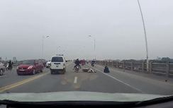 Video: Va trúng xe chở cồng kềnh, người phụ nữ ngã dập mặt