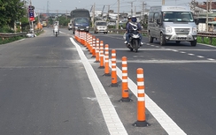 Cọc phân làn trên cầu Voi “bẫy” người tham gia giao thông