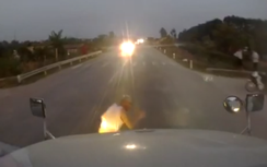 Video: Cụ ông bất ngờ chạy qua đường ngay trước đầu xe container