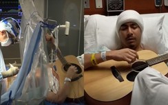 Video: Đang bị mổ não, nhạc sĩ vẫn hăng hái chơi đàn