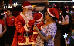Người Sài Gòn "rồng rắn" đổ về trung tâm mừng đêm Giáng Sinh