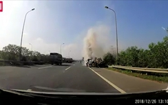 Video: Ô tô "chổng vó" trên đại lộ Thăng Long, tài xế thoát nạn