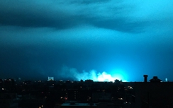 Chùm ảnh: Nổ nhà máy điện ở Mỹ, sáng rực bầu trời New York